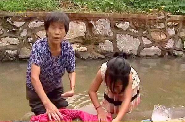 親情:老宅子裡的悽慘呻吟,一個女孩扛下了所有 親情:老宅子裡的悽慘呻吟,一個女孩扛下了所有