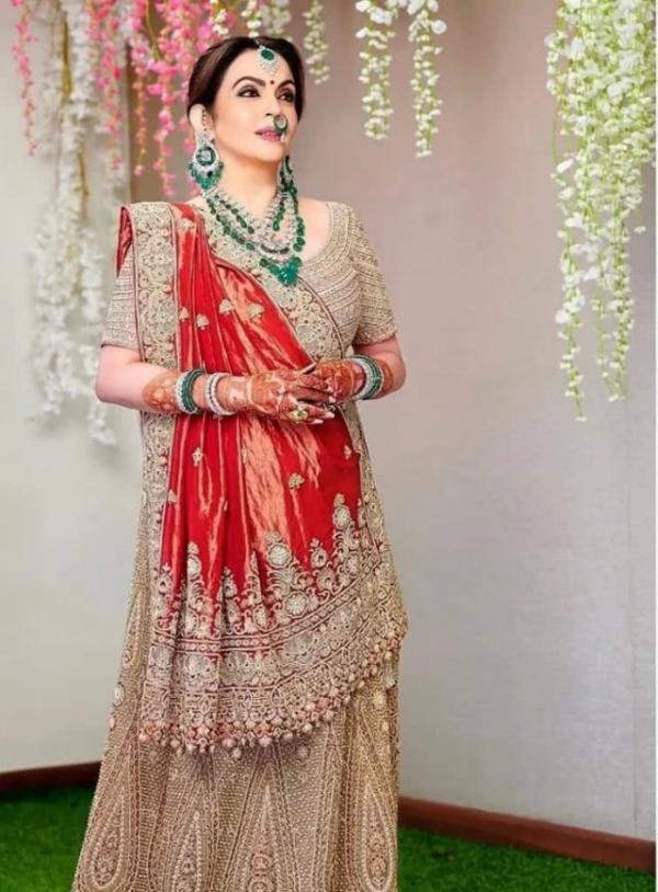 印度首富夫人住27層高樓有600個傭人,穿滿鑽禮服,掛祖母綠鼻環 印度首富夫人住27層高樓有600個傭人,穿滿鑽禮服,掛祖母綠鼻環