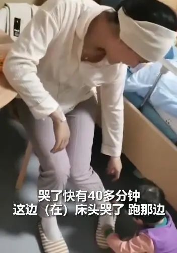 多暖心的小棉襖！兩歲女兒看到剛生完二胎的媽媽，心疼得大哭