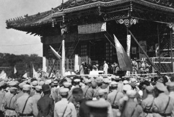 曾擁有世界上最多私人軍隊，妻子是新中國首批女部長，他是誰？