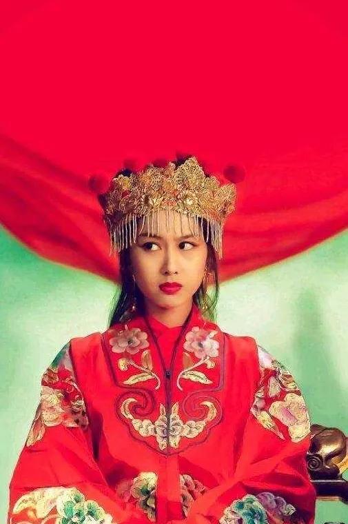 中國古代結婚的鳳冠霞帔，唯美高雅，看女明星們穿上有多驚豔
