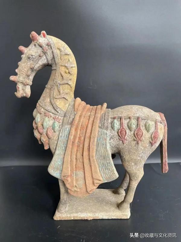 唐代陶馬擺件賞析