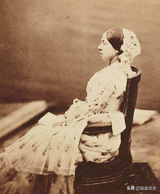 18歲登上王位，初戀俄國王儲，又與王夫恩愛數十年的維羅利亞女王