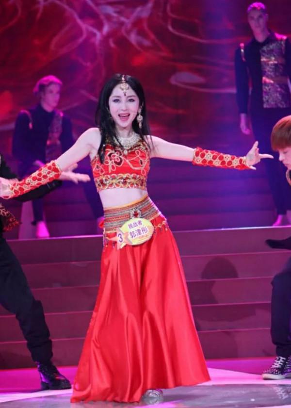 好歌手雲飛：娶&OpenCurlyDoubleQuote;古典女神&rdquo;美嬌妻，6登央視春晚，為人低調樸素