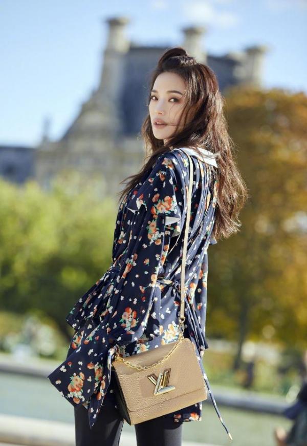 舒淇真是骨子裡的“高階”，穿格紋襯衫配打底褲，氣質仍出眾