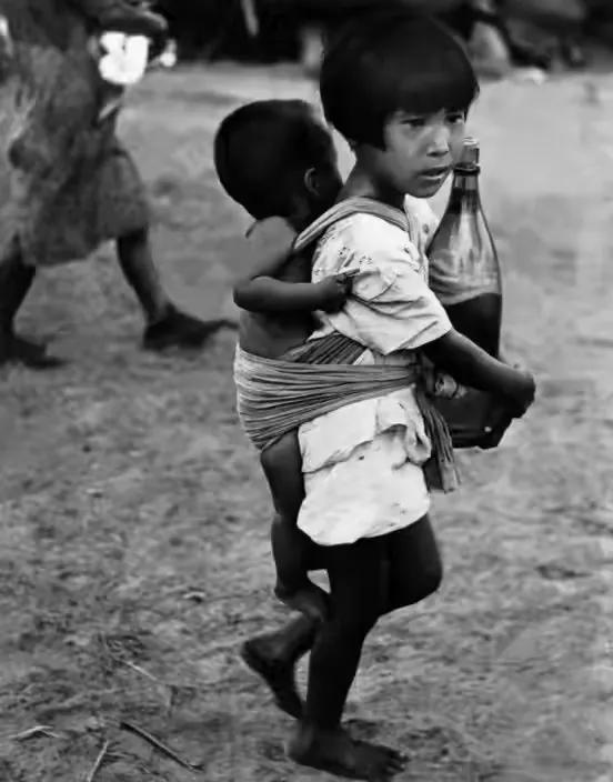 挑白旗走向美軍的日本女孩，後來怎樣了？40年後說出真實投降過程