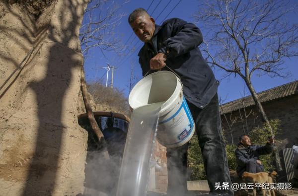 大山裡農民用祖傳木桶釀製柿子酒，口感純正好喝不上頭，啥情況