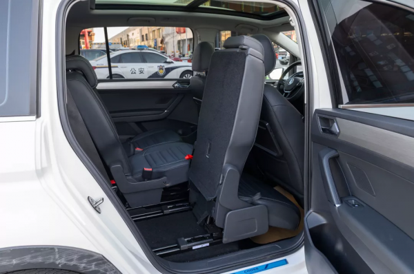 里程沒破萬，車價省4萬！二手準新頂配7座大眾途安L