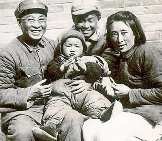 1943年，陳賡經常去延河邊，大家問他去幹嘛，他炫耀說：去接老婆