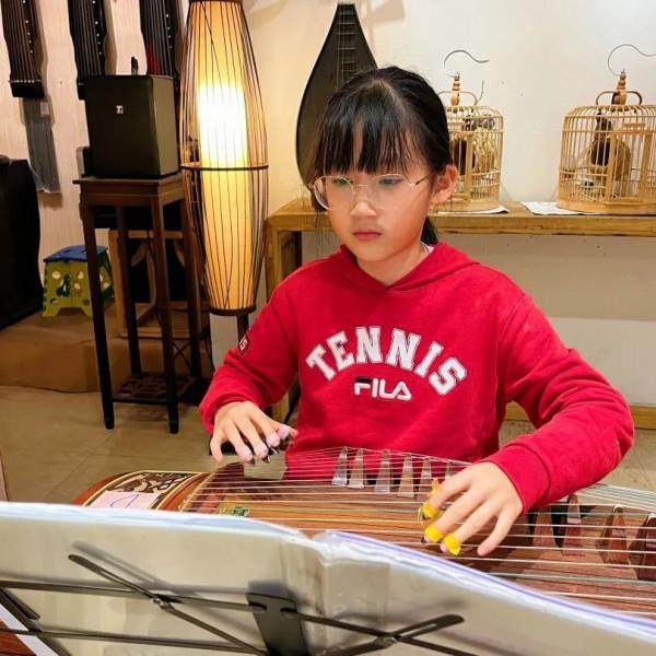 恭喜月泉國樂古箏學員張陳若涵登上嶺南春晚啦