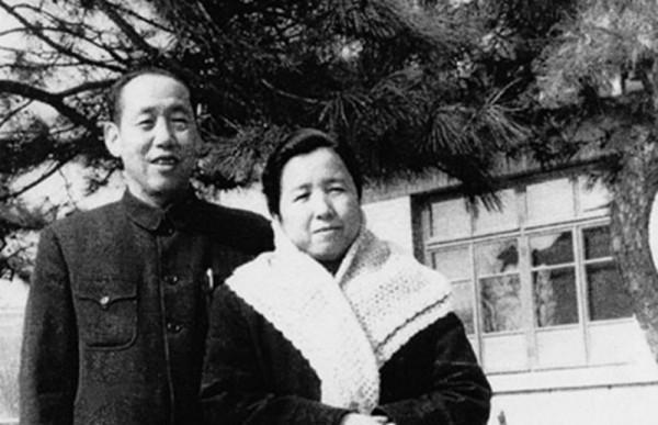 他擔任了18年空軍副司令，41歲授中將，57歲被免職