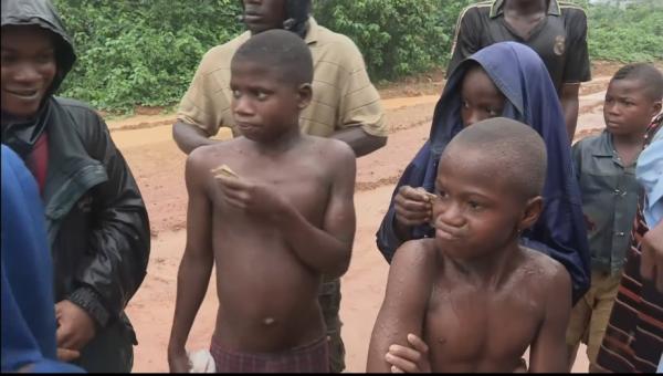 非洲基建究竟有多爛？下場雨，摩托車都要7個人推，一點不誇張