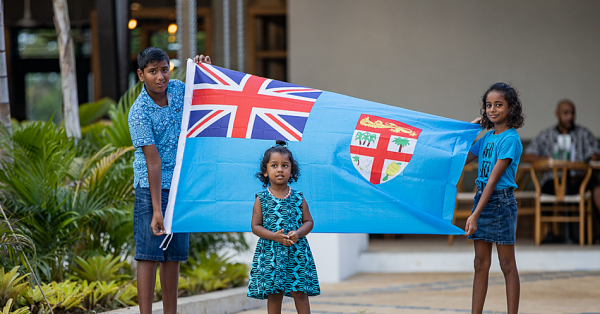 斐濟慶祝獨立50週年、穿拖鞋和裙子的儀仗隊士兵讓人眼前一亮