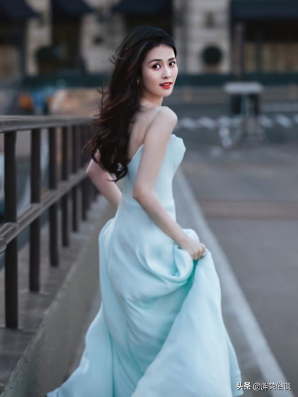 白鹿一身白色長裙搭配一頭飄逸的長髮，青春靚麗讓人心動