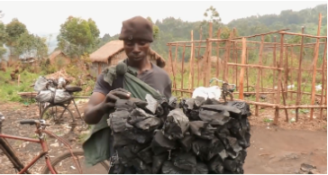 非洲人為了賺錢有多拼？腳踏車載800斤木炭，看著都害怕