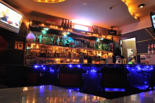 在歌舞伎町,樂園和地獄入口名叫香檳 CALL 在歌舞伎町,樂園和地獄入口名叫香檳 CALL