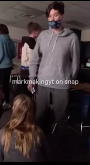 槍手假裝成警員企圖騙學生開門殺害,被學生識破 槍手假裝成警員企圖騙學生開門殺害,被學生識破