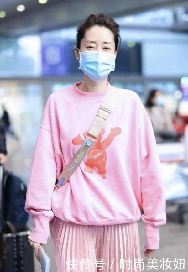 劉敏濤真沒把自己當大嬸,穿粉色衛衣配百褶裙,像小姑娘一樣 劉敏濤真沒把自己當大嬸,穿粉色衛衣配百褶裙,像小姑娘一樣