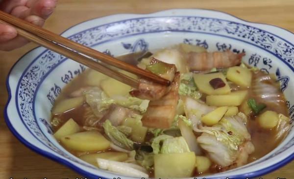 白菜里加3個土豆，這樣做真是太香了，比吃肉還過癮，營養又下飯