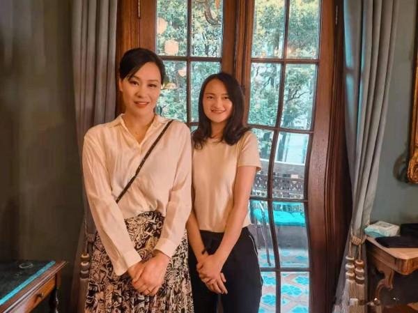 鄔君梅跟男演員合影，55歲容顏自然真實，穿大衣氣質端莊優雅