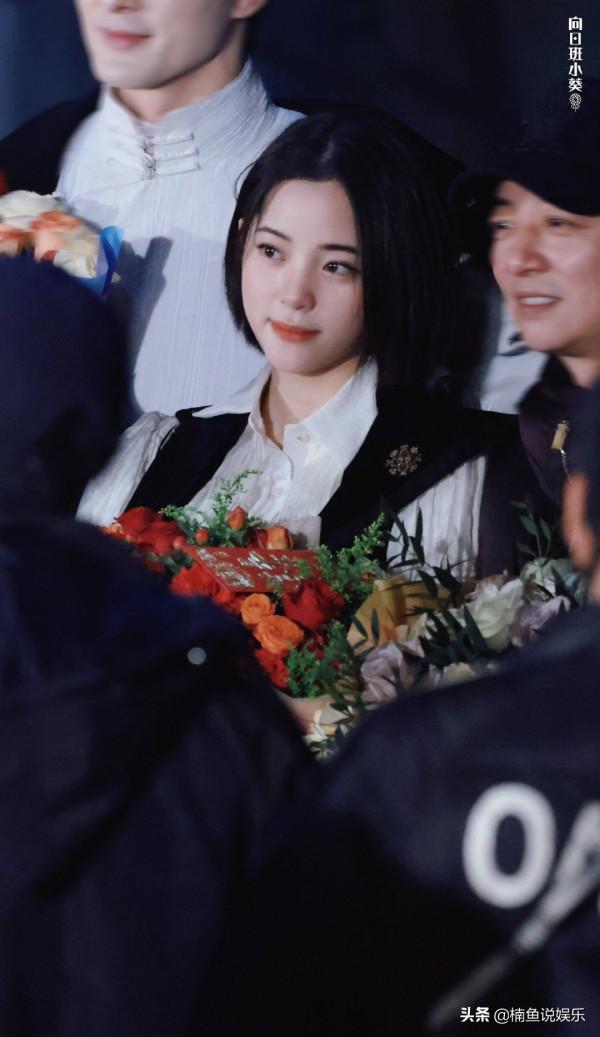 歐陽娜娜正月初六曬美照，短髮配衛衣潮範十足，21歲少女好可愛