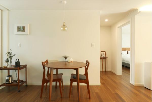 80後夫妻的家，成了二手房改造的模板，扔掉雜物讓生活節奏慢下來