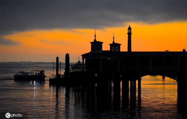 英國河畔日出 霞光美如畫 英國河畔日出 霞光美如畫