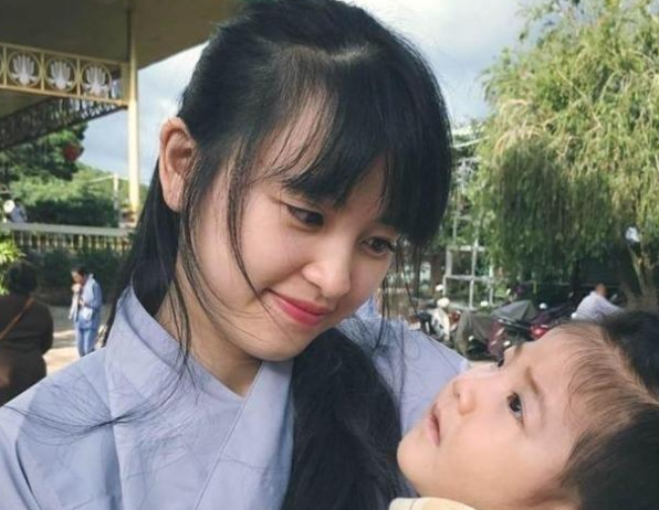 女嬰被遺棄瘦成皮包骨,女網紅帶她回家收養6年遭質疑,現狀如何 女嬰被遺棄瘦成皮包骨,女網紅帶她回家收養6年遭質疑,現狀如何