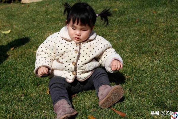 媽媽教失明女兒用木棍走路，被反問：每個人都用棍子嗎？媽媽哭了