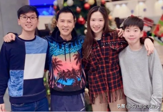 同爸不同命的星二代，成龍兒子開百萬豪車，女兒住百元賓館