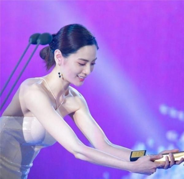 世界第一美女長啥樣?頒獎典禮穿“液體裙”,網友:仙女下凡 世界第一美女長啥樣?頒獎典禮穿“液體裙”,網友:仙女下凡