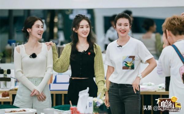 趙麗穎重回“孃家”！穿499T恤配3百開衫超節約，眾人圍繞太受寵