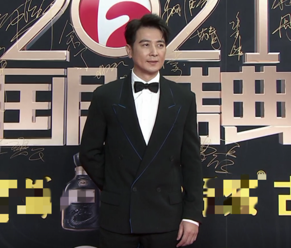 國劇盛典星光黯淡：鄧萃雯黎耀祥紅毯合體，董潔穿得像剝皮火腿腸