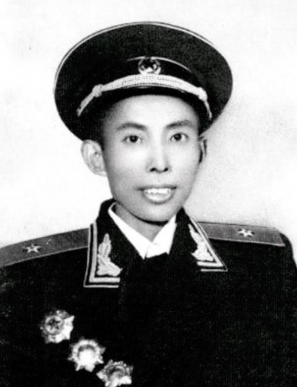 1948年，解放軍戰士捨身炸碉堡犧牲，3年後為何又出現在了嵊縣？