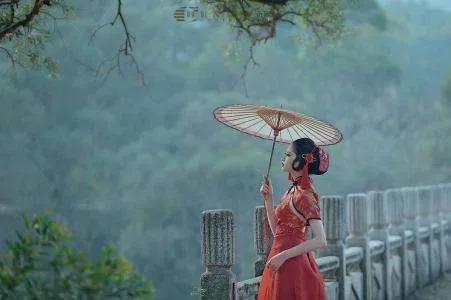 一歲增愁一歲新，喜迎春風拂春水