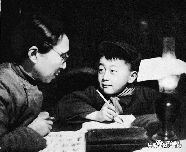 五十年代催人奮進的老照片：毛主席來到十三陵水庫參加義務勞動