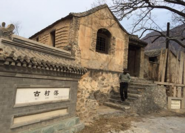 北京深山中的千年古村，村內都是四合院卻無人居住，距京城86公里