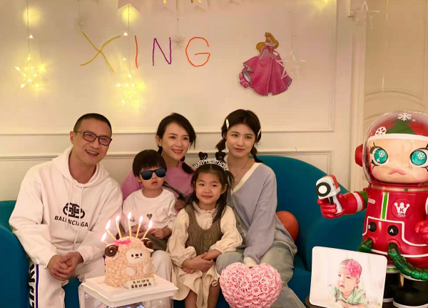 章子怡把女兒寵成小公主!醒醒穿白裙像汪峰翻版,美貌不及小蘋果 章子怡把女兒寵成小公主!醒醒穿白裙像汪峰翻版,美貌不及小蘋果