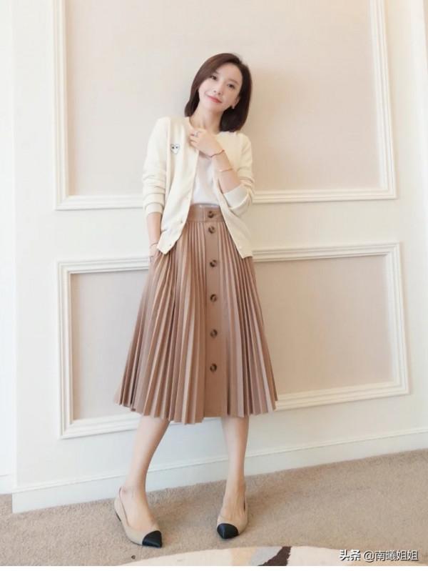 今年火了一種裙子叫“過膝不過踝”，優雅顯高，太適合40歲女人了