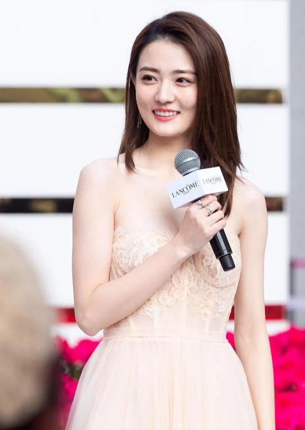 徐璐 中國新生代美女演員 優雅靚麗 百搭服飾美得好似三月盛開的桃花