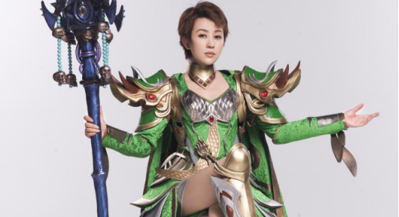 賈乃亮曬玩遊戲姿勢，穿西裝高難度劈叉，身後環境雜亂似垃圾堆