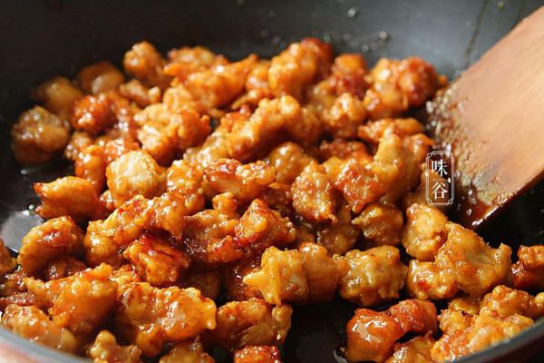 天冷多給家人做這道下飯菜，不燉不炒，外酥裡嫩，裹上料汁真香