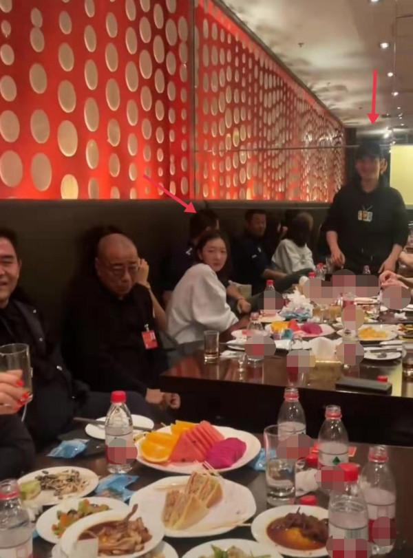 文代會眾星聚會：陳道明吳剛熱聊，杜江喝到臉紅，齊唱祝願祖國好