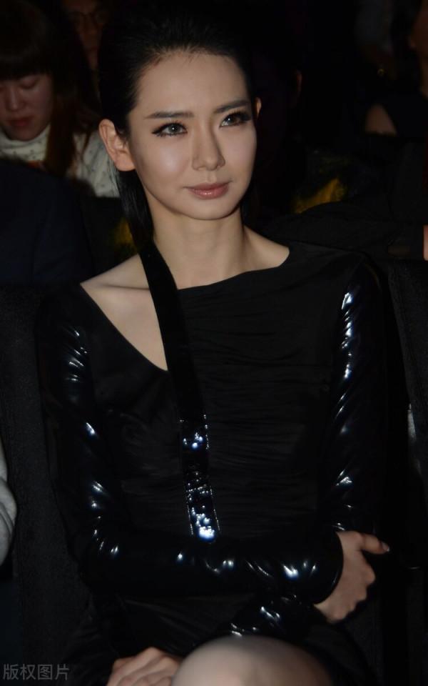 戚薇這麼喜歡黑色的東西，尤其是服裝