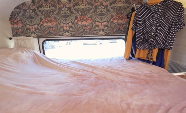 一家四口低價買2001年廢舊大巴，將22㎡空間變成蝸居，生活太幸福