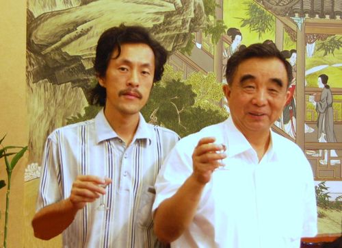 他曾擔任十年武警副司令，46歲少將，53歲晉中將，父親是開國少將