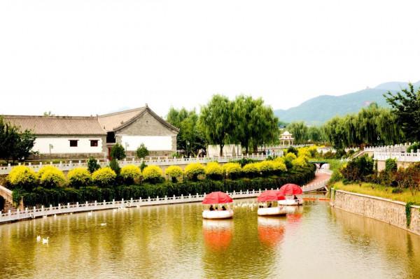 樹木鬱鬱蔥蔥，花草五顏六色，這裡被譽為大自然中的童話樂園