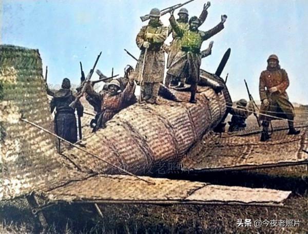 19張顛覆認知的老照片，50名軍官看著希特勒挖土，日本人瞬間氣化