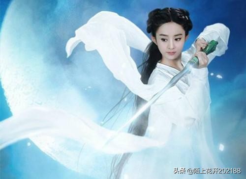 春晚舞臺上趙麗穎紅裙驚豔，出道16年她都做了什麼