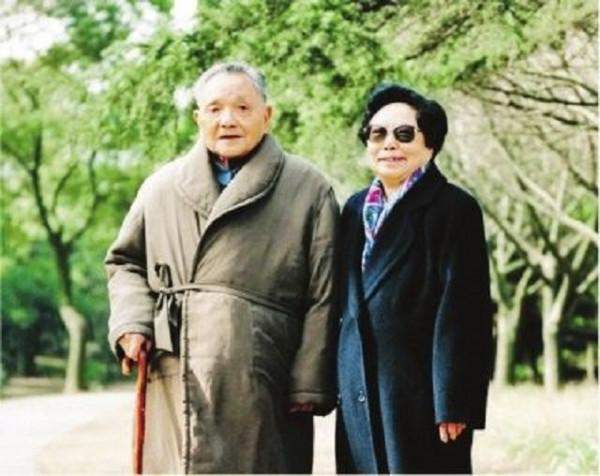 2009年，鄧小平夫人卓琳在京逝世，隔天清晨鄧家衚衕擺滿花圈